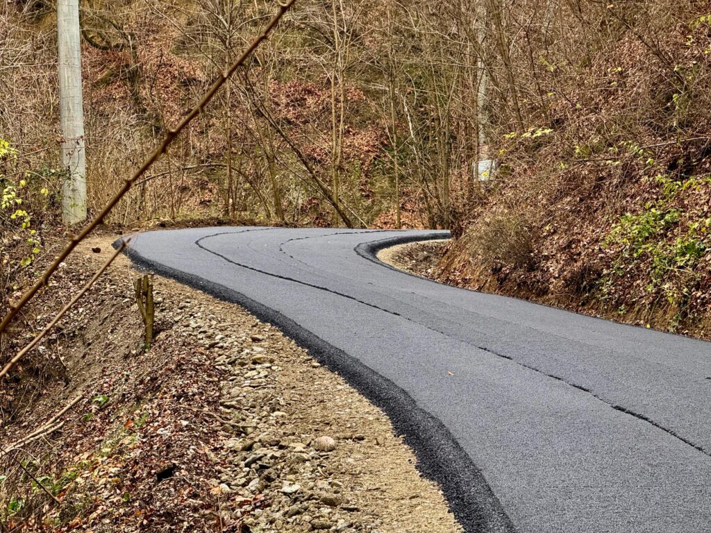 Asfalt nou pe drumul județean din Olănești cu sprijinul Consiliului Județean Vâlcea - 5 decembrie 2025 AccentNews.ro