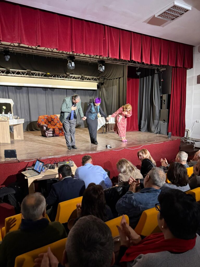 Seară de teatru la Izbiceni. „Cerere în căsătorie“ de A.P. Cehov, pe scena Centrului Cultural „Tudor Gheorghe“ - 8 decembrie 2025 AccentNews.ro