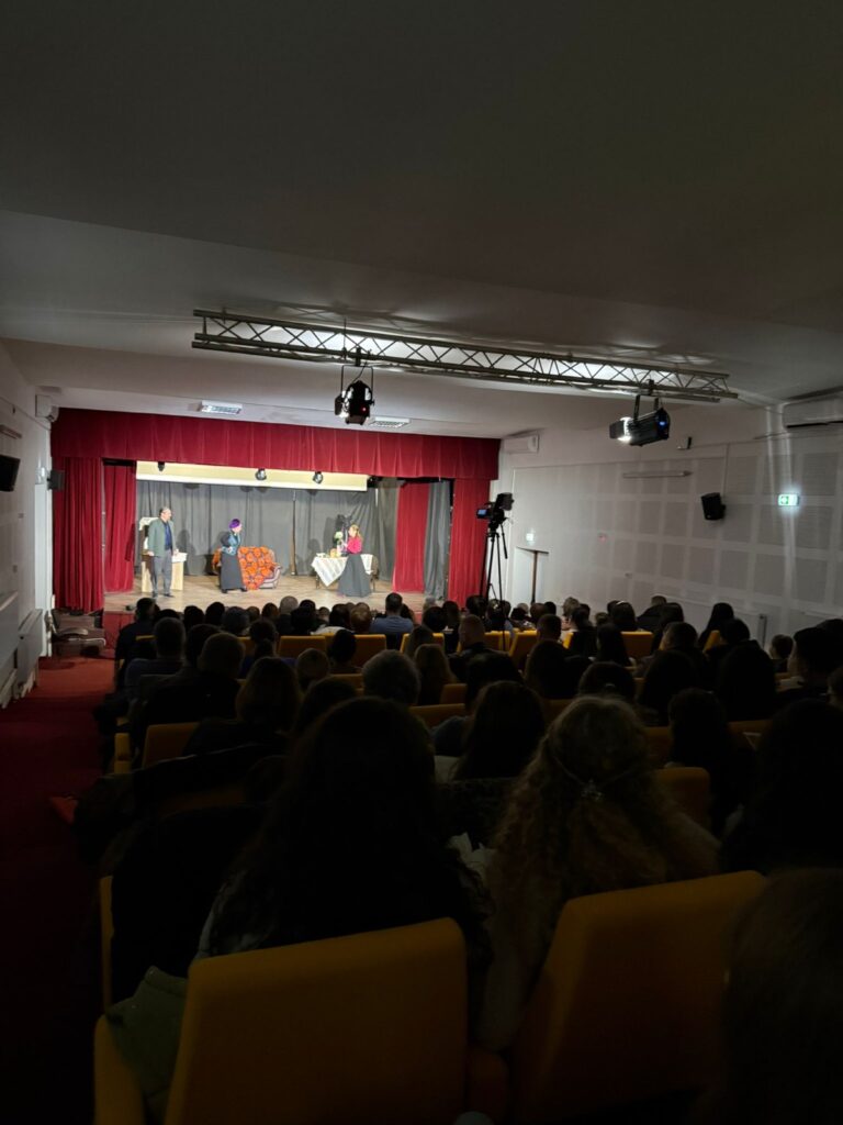 Seară de teatru la Izbiceni. „Cerere în căsătorie“ de A.P. Cehov, pe scena Centrului Cultural „Tudor Gheorghe“ - 8 decembrie 2025 AccentNews.ro