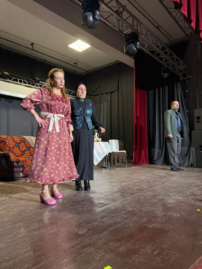 Seară de teatru la Izbiceni. „Cerere în căsătorie“ de A.P. Cehov, pe scena Centrului Cultural „Tudor Gheorghe“ - 8 decembrie 2025 AccentNews.ro