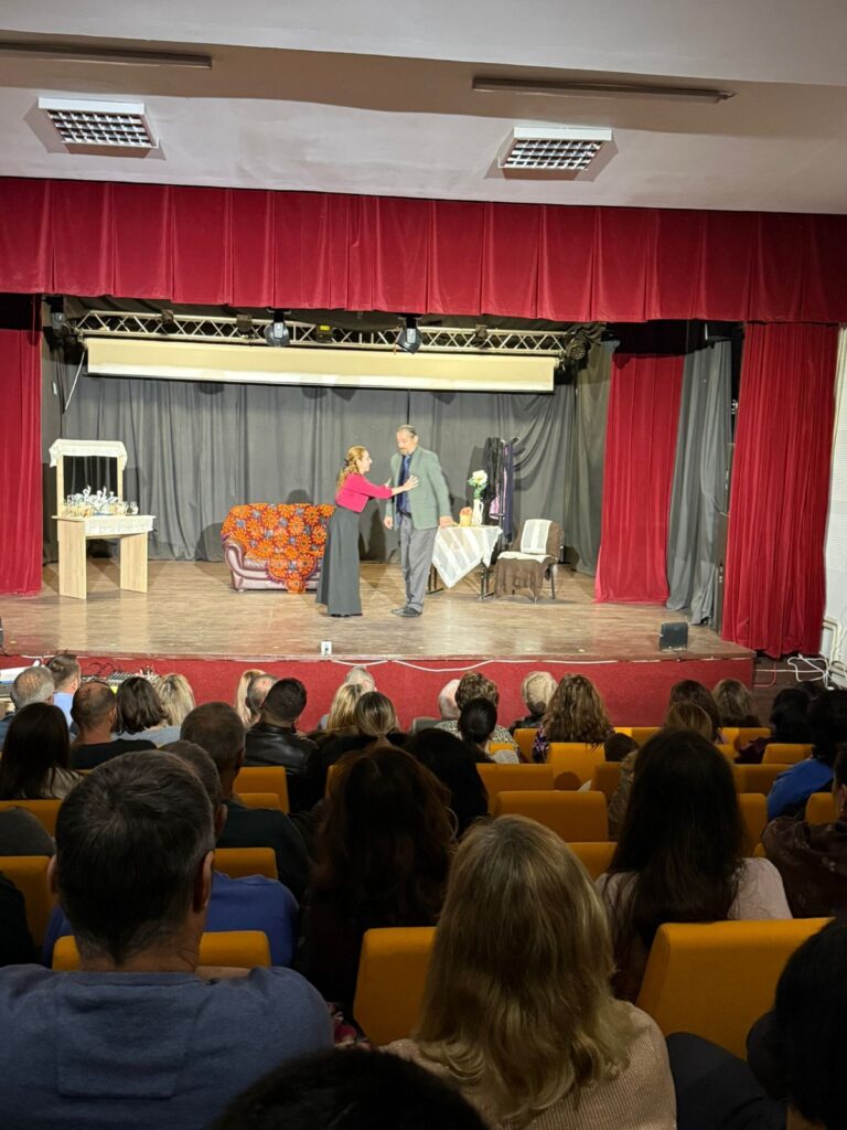 Seară de teatru la Izbiceni. „Cerere în căsătorie“ de A.P. Cehov, pe scena Centrului Cultural „Tudor Gheorghe“ - 8 decembrie 2025 AccentNews.ro