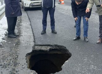Crater uriaș în asflat, pe un drum din Mehedinți