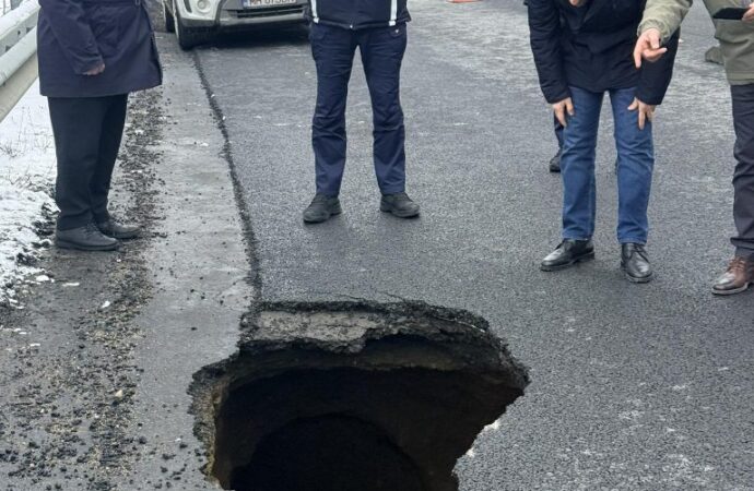 Crater uriaș în asflat, pe un drum din Mehedinți 1 Crater uriaș în asflat, pe un drum din Mehedinți
