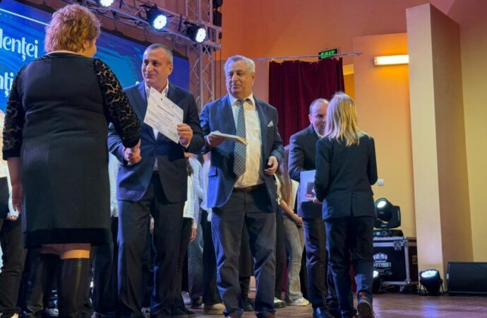 Recunoaștere și premii în bani și cărți oferite de CJ Olt, ALRO și ASCAR celor mai buni elevi și profesori ai Oltului. „Îi îndemn pe copii să urmeze calea educației”
