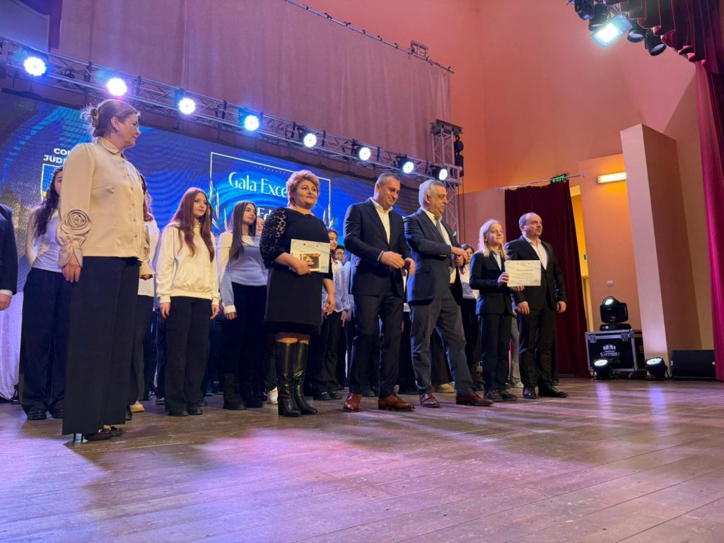 Recunoaștere și premii în bani și cărți oferite de CJ Olt, ALRO și ASCAR celor mai buni elevi și profesori ai Oltului. „Îi îndemn pe copii să urmeze calea educației” - 27 februarie 2026 AccentNews.ro