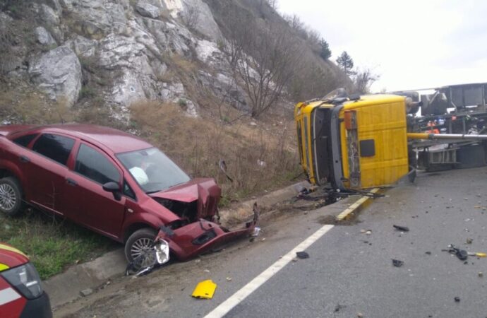 Trafic reluat cu dificultate pe DN 6, după un accident pe Viaductul Vârciorova
