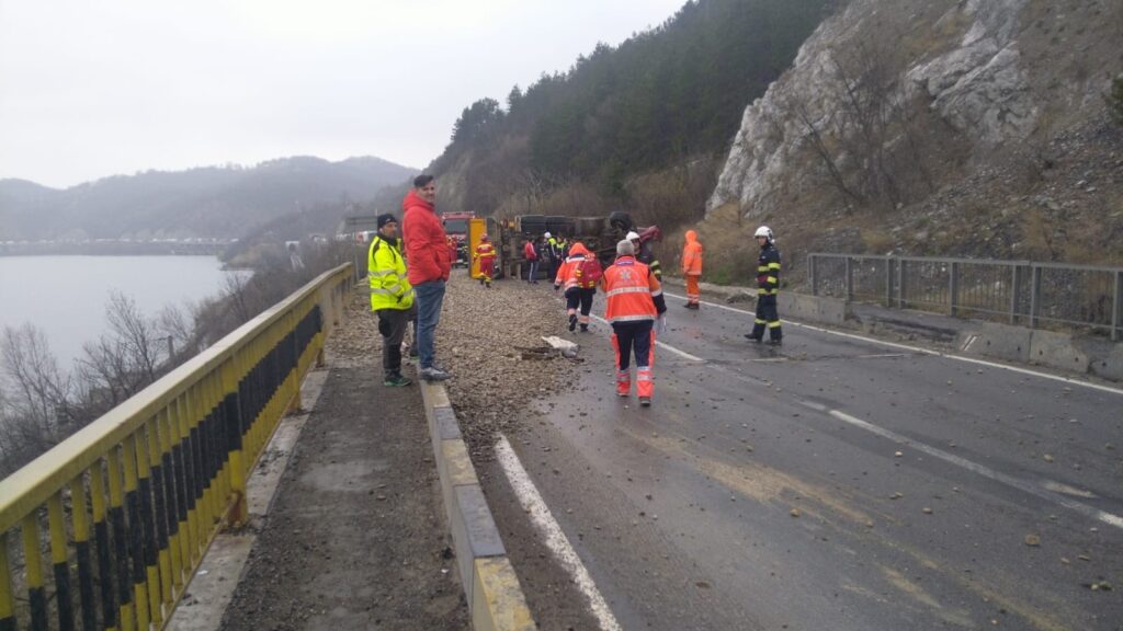 Trafic reluat cu dificultate pe DN 6, după un accident pe Viaductul Vârciorova - 19 martie 2026 AccentNews.ro