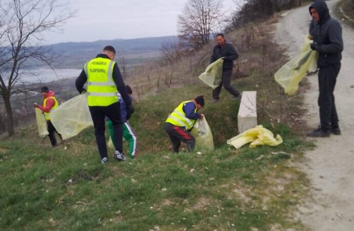 Mobilizare exemplară la Plopșoru: sute de saci de deșeuri strânși în campania de ecologizare 1 Mobilizare exemplară la Plopșoru: sute de saci de deșeuri strânși în campania de ecologizare