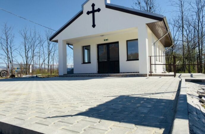 Investiții pentru comunitate: capelă nouă și curte modernizată la biserica din Ciuperceni