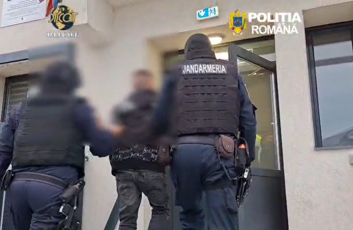 13 persoane reținute după perchezițiile din Gorj
