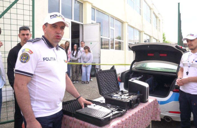 Viitori șoferi, testați la Liceul Tehnologic “Henri Coandă”. Polițiștii gorjeni, parte din eveniment